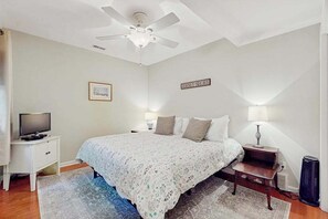 5 bedrooms, desk, iron/ironing board, WiFi - Luxurious home with private outdoor pool, hot tub, pool table & WiFi (Grand Beach)