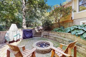 Terrace/patio - Luxurious home with private outdoor pool, hot tub, pool table & WiFi (Grand Beach)