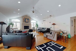 TV, fireplace - Quiet downtown home with hot tub, firepit, washer/dryer - walk everywhere (New Buffalo)