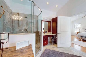 Shower, hair dryer, towels - Quiet downtown home with hot tub, firepit, washer/dryer - walk everywhere (New Buffalo)
