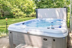 Outdoor spa tub - Quiet downtown home with hot tub, firepit, washer/dryer - walk everywhere (New Buffalo)