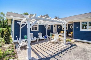 Terrace/patio - Remodeled Home close to Lake Michigan - Walk to the Beach, One Dog OK (New Buffalo)