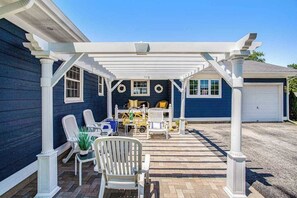 Terrace/patio - Remodeled Home close to Lake Michigan - Walk to the Beach, One Dog OK (New Buffalo)