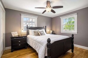 4 bedrooms, iron/ironing board, WiFi, bed sheets - Remodeled Home close to Lake Michigan - Walk to the Beach, One Dog OK (New Buffalo)