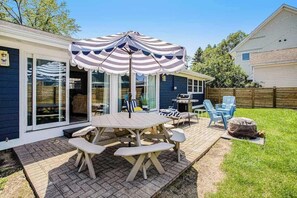 Outdoor dining - Remodeled Home close to Lake Michigan - Walk to the Beach, One Dog OK (New Buffalo)