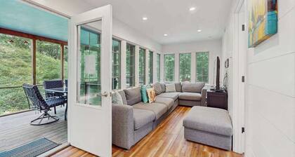 Cute Cottage by the Lake W/ Private Hot Tub, Firepit, Screened Porch & Fast WiFi