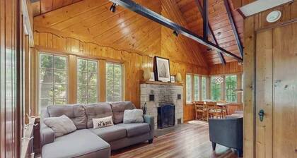Cute Cottage by the Lake W/ Private Hot Tub, Firepit, Screened Porch & Fast WiFi