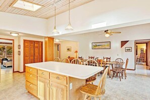Dining - Spacious home under a mile to Douglas Beach Great for families or groups (Douglas)