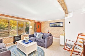 TV, fireplace, DVD player - Spacious home under a mile to Douglas Beach Great for families or groups (Douglas)