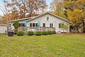 Exterior - Spacious home under a mile to Douglas Beach Great for families or groups (Douglas)