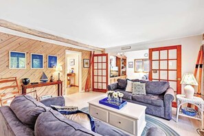 TV, fireplace, DVD player - Spacious home under a mile to Douglas Beach Great for families or groups (Douglas)