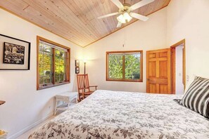 5 bedrooms, desk, iron/ironing board, WiFi - Spacious home under a mile to Douglas Beach Great for families or groups (Douglas)