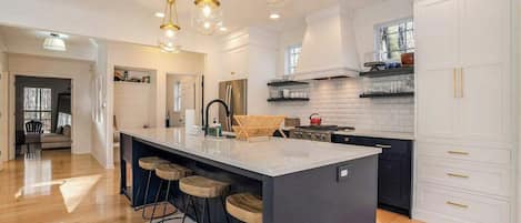 Fridge, oven, stovetop, dishwasher