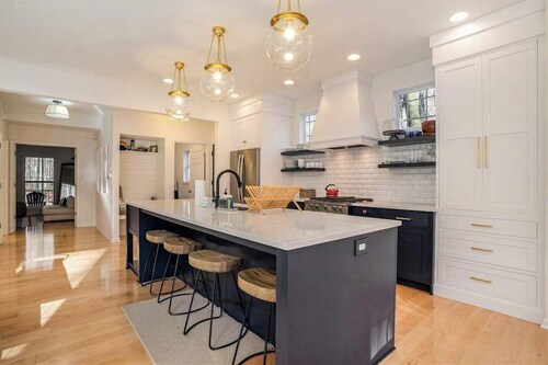 Modern Lake Michigan home with wood fireplace, open layout, deck, W/D, & AC