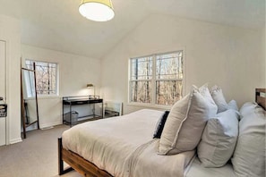 3 bedrooms, WiFi, bed sheets - Modern Lake Michigan home with wood fireplace, open layout, deck, W/D, & AC (Fennville)