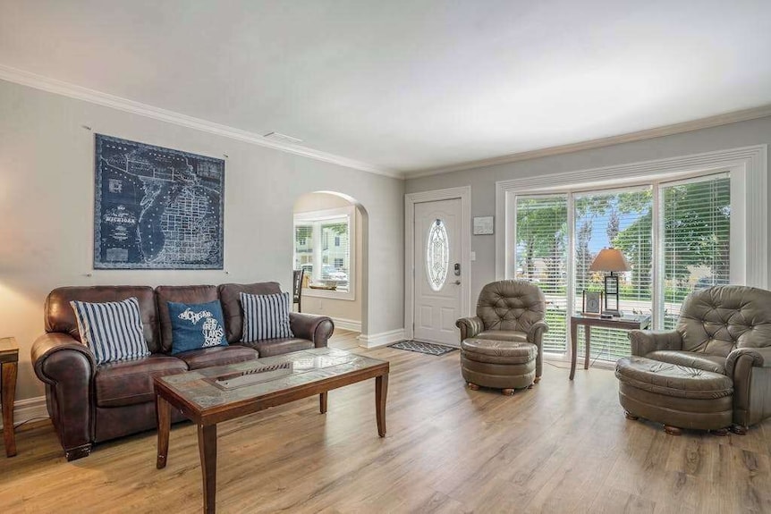 Fantastic Retreat Near The Lake W/ A Spacious Deck, Firepit, & Private Hot Tub - Saugatuck, MI