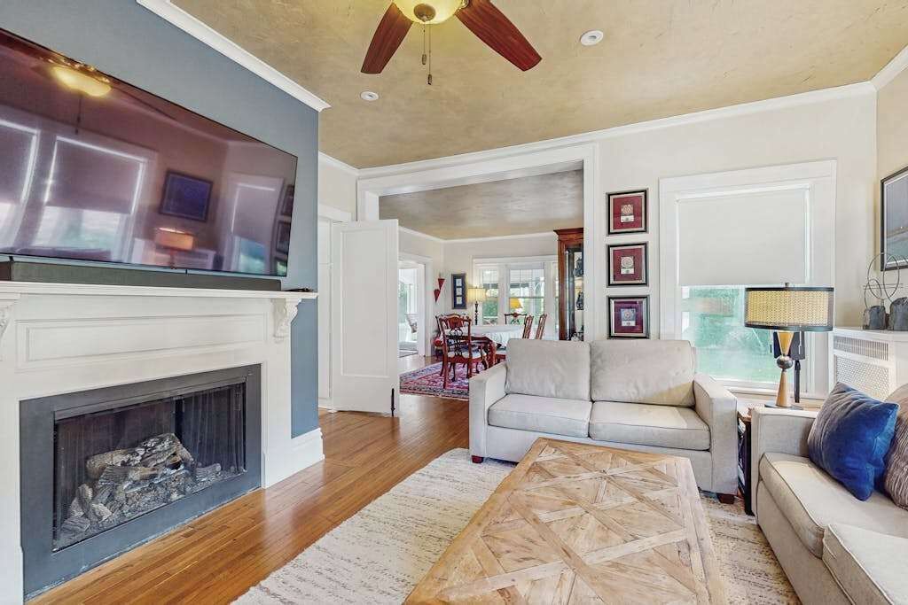 Charming Historical Home With Gated Entrance & Gas Grill - Walk Around Downtown - Saugatuck, MI