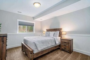 4 bedrooms, iron/ironing board, travel cot, WiFi - Dog-friendly home with woodland surroundings- next to Clearbrook Golf Course (Saugatuck)