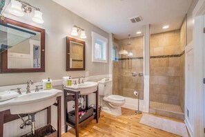 Shower, hair dryer, towels - Dog-friendly home with woodland surroundings- next to Clearbrook Golf Course (Saugatuck)