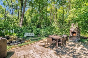 Outdoor dining - Dog-friendly home with woodland surroundings- next to Clearbrook Golf Course (Saugatuck)