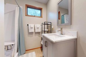 Shower, hair dryer, towels - Within walking distance to Lake Michigan, beach access, nice patio, W/D & WIFI (Lakeside)