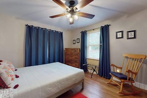 4 bedrooms, WiFi, bed sheets - Within walking distance to Lake Michigan, beach access, nice patio, W/D & WIFI (Lakeside)