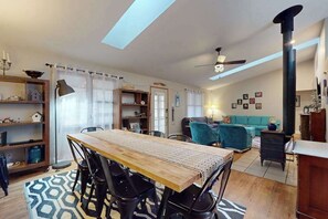 Interior - Within walking distance to Lake Michigan, beach access, nice patio, W/D & WIFI (Lakeside)
