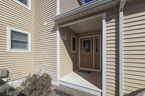Exterior detail - Charming 3 story condo, w/ a W/D & Wifi, near beaches & shared pool access (Manistee)