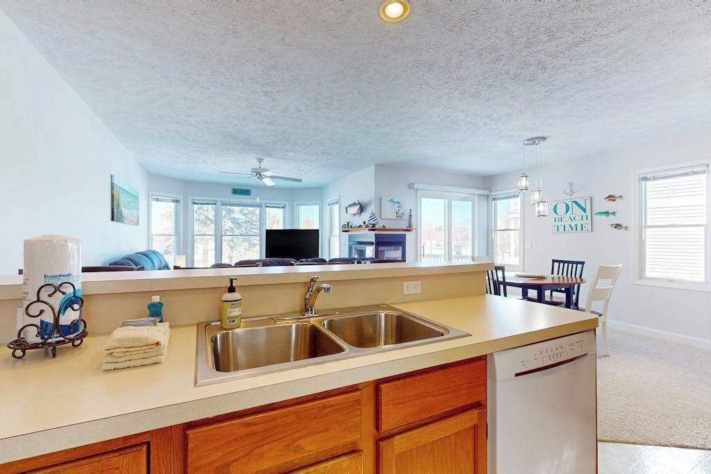 Charming 3 Story Condo, W/ A W/d & Wifi, Near Beaches & Shared Pool Access - Manistee, MI
