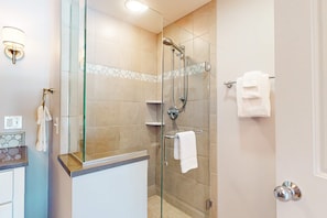 Shower, hair dryer, towels - Charming 3 story condo, w/ a W/D & Wifi, near beaches & shared pool access (Manistee)