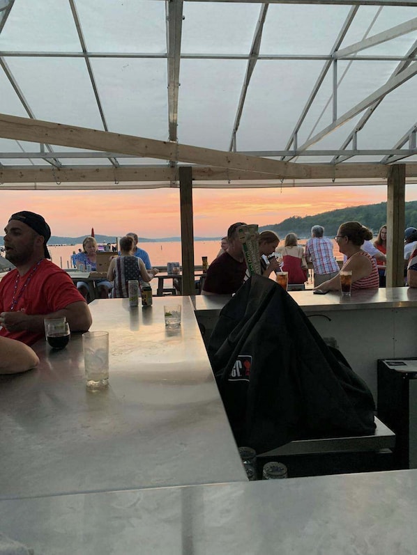 Bar (in der Unterkunft)