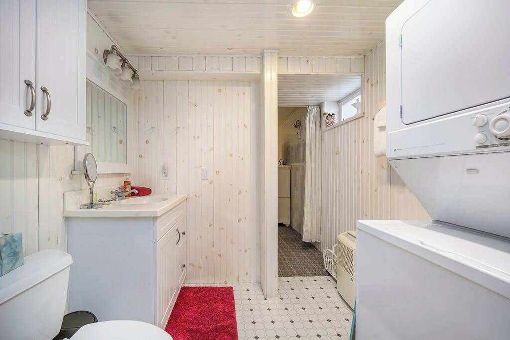 Un bagno compatto con servizi igienici, lavandino e specchio.