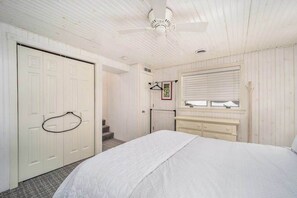 1 bedroom, iron/ironing board, WiFi, bed sheets - Historic cozy cottage in Walloon Lake village close to Boyne Mountain skiing! (Walloon Lake)