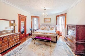 7 bedrooms, desk, iron/ironing board, WiFi - Historical dog-friendly home with fenced yard, grill, Ping-Pong, fireplace, & AC (Manistee)