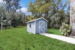 Property grounds - Cozy Home Located near Lakes & Trails, large backyard, eV charger & WIFI (Lake Leelanau)
