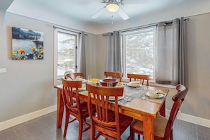 Dining - Cozy Home Located near Lakes & Trails, large backyard, eV charger & WIFI (Lake Leelanau)