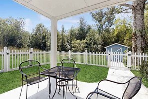 Outdoor dining - Cozy Home Located near Lakes & Trails, large backyard, eV charger & WIFI (Lake Leelanau)