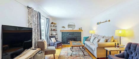 TV, fireplace