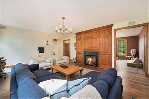 TV, fireplace, offices - Exquisite Cape Cod home with large yard, fireplace, central AC, & W/D (Maple City)