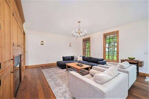 TV, fireplace, offices - Exquisite Cape Cod home with large yard, fireplace, central AC, & W/D (Maple City)