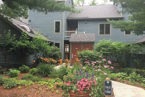 Spacious condo in the heart of Crystal Mountain with fireplace, walking distance