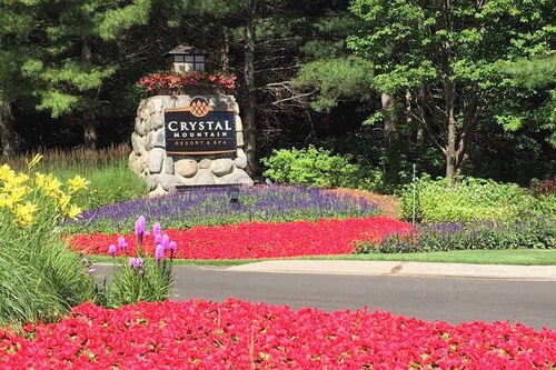 Mountain Condo with Dining and Activities - Walk to Lifts and Golf
