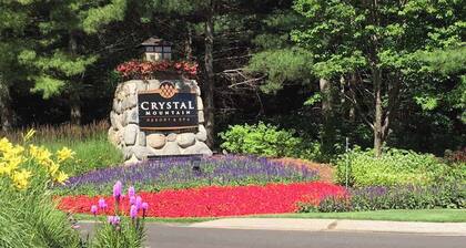 Mountain Condo with Dining and Activities - Walk to Lifts and Golf