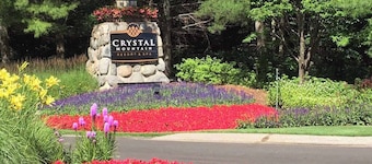 Mountain Condo with Dining and Activities - Walk to Lifts and Golf