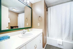 Douche, séchoir à cheveux, serviettes fournies