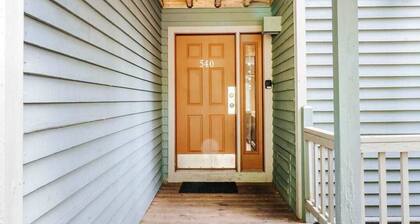 Mountain Condo with Dining and Activities - Walk to Lifts and Golf