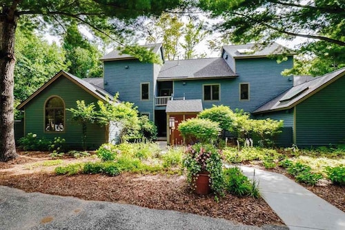 Mountain Condo with Dining and Activities - Walk to Lifts and Golf