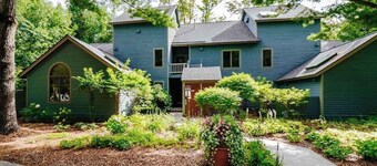 Mountain Condo with Dining and Activities - Walk to Lifts and Golf