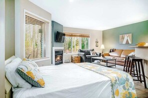 1 bedroom, iron/ironing board, WiFi, bed sheets - Mountain Condo with Dining and Activities - Walk to Lifts and Golf (Thompsonville)