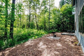 Outdoor dining - Mountain Condo with Dining and Activities - Walk to Lifts and Golf (Thompsonville)